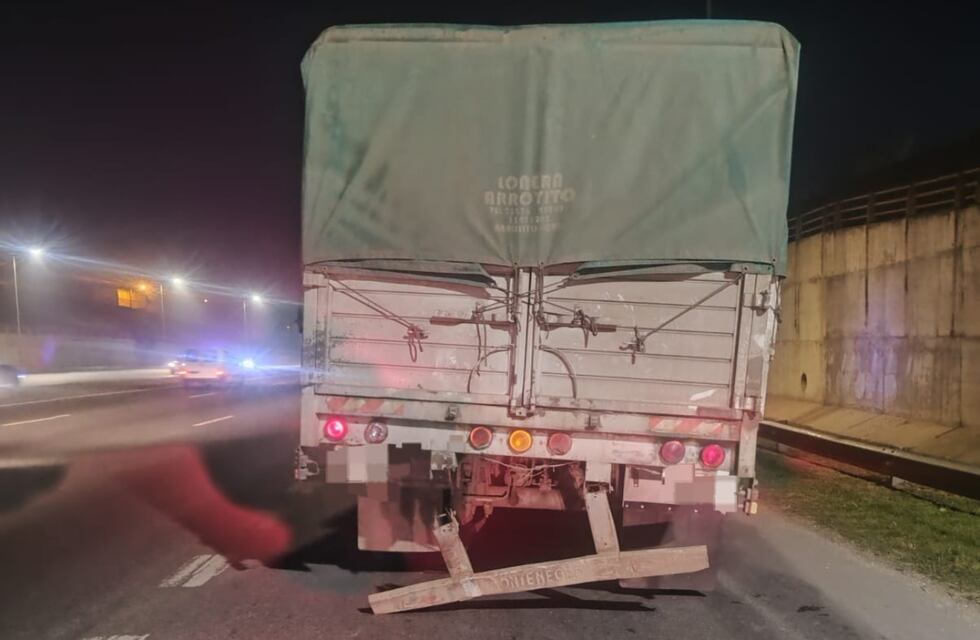 Córdoba fatal: un muerto tras un fuerte choque entre un camión y una moto