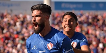 El delantero ganó de arriba en el área cuando el partido se moría.