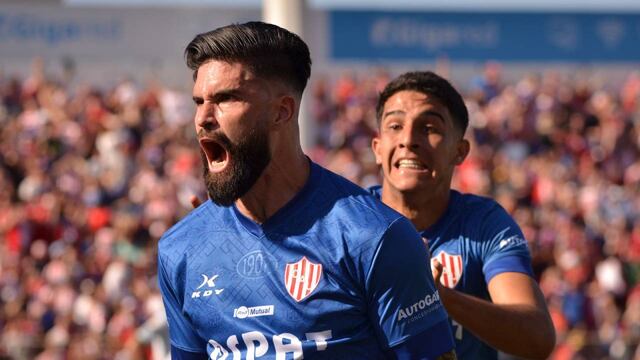 El delantero ganó de arriba en el área cuando el partido se moría.