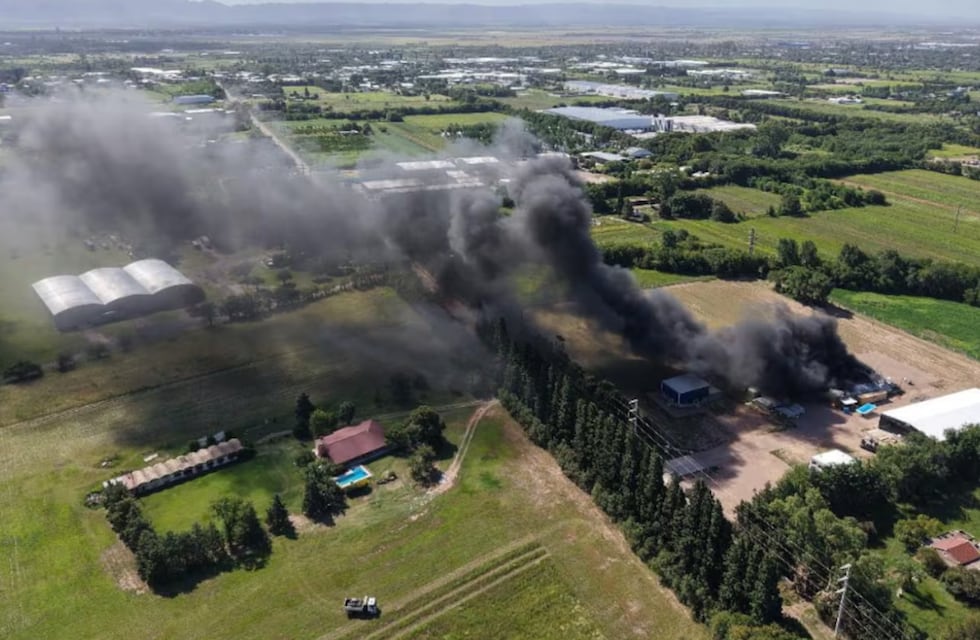 Las impactantes imágenes del incendio en un depósito de piletas en Córdoba