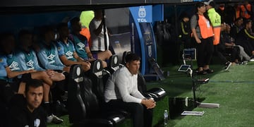 El DT Juan Cruz Real se fue del Gigante en medio de la reprobación del público por la derrota de Belgrano (Facundo Luque / La Voz).