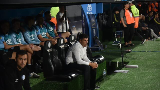 El DT Juan Cruz Real se fue del Gigante en medio de la reprobación del público por la derrota de Belgrano (Facundo Luque / La Voz).