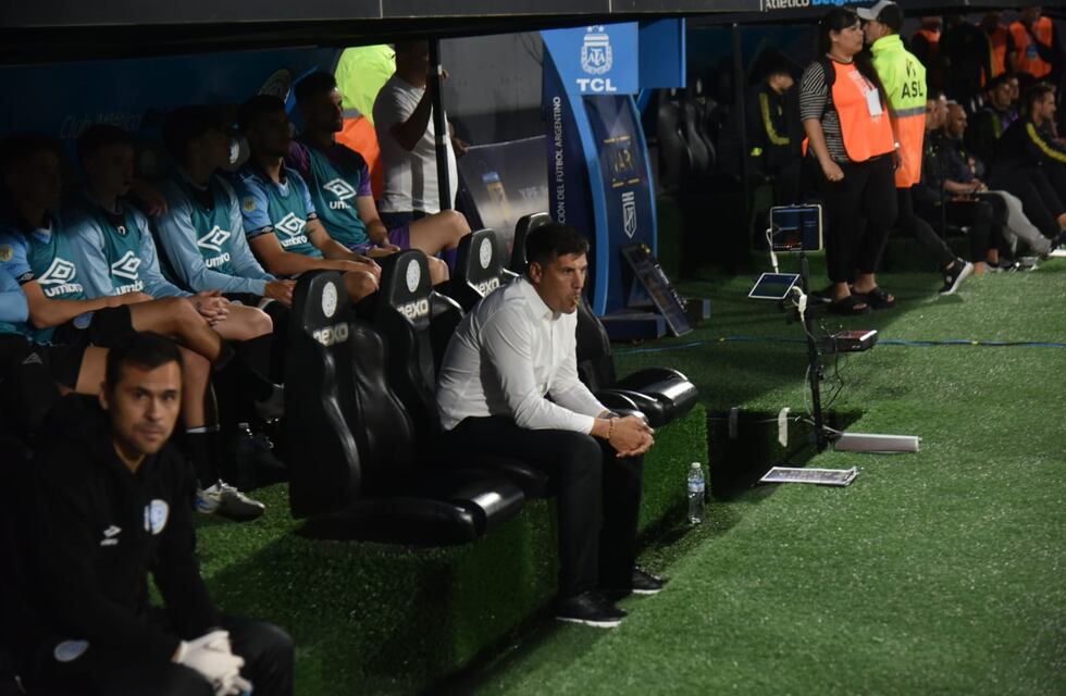 Silbidos al DT de Belgrano: los cánticos para que Juan Cruz Real deje el cargo