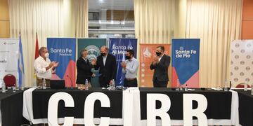 El gobernador Omar Perotti entregó 60 millones de pesos a la Cámara de Comercio Exterior de Rafaela para la construcción del Centro Logístico Internacional en el área industrial (foto Mario Liotta)