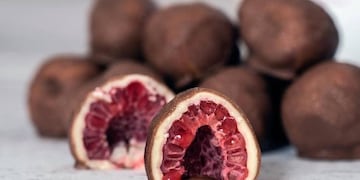 Receta fácil para hacer Franui en casa, las frambuesas bañadas en chocolate imperdibles.