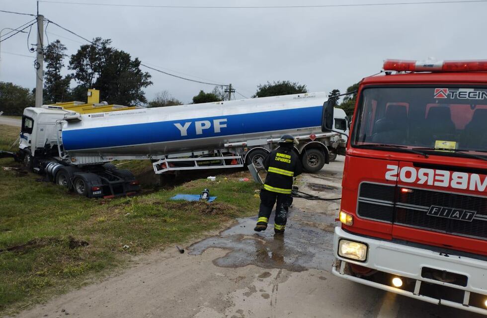 Un camión de combustible chocó y se prendió fuego por completo una camioneta en la ruta 13