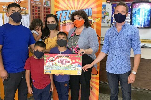 Entregó un millón de pesos a familia de Comodoro