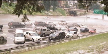 Autos atrapados por el agua en el acceso de Mendoza. Imagen de un twit reposteado por uno de los especialistas.