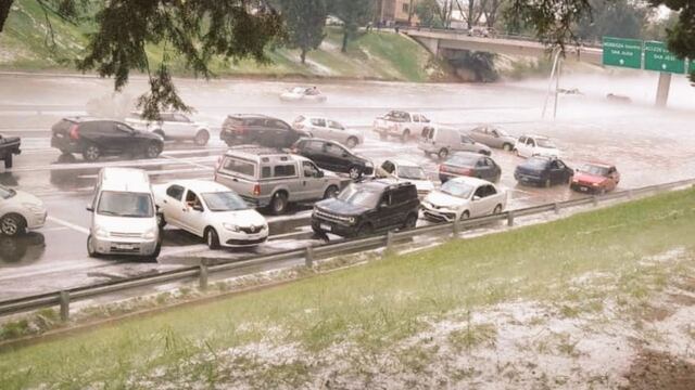 Autos atrapados por el agua en el acceso de Mendoza. Imagen de un twit reposteado por uno de los especialistas.