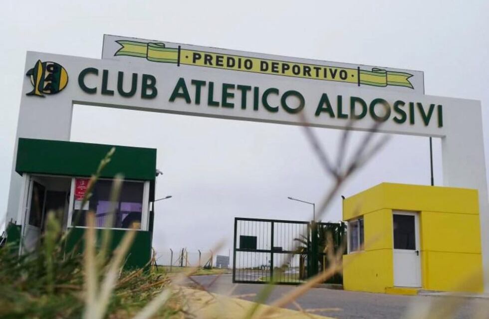 Barras de Aldosivi se tirotearon frente al club a una semana del incendio a los autos de jugadores