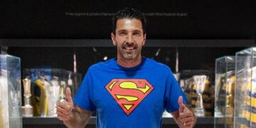 Gianluigi Buffon, al estilo Superman en su regreso al Parma.