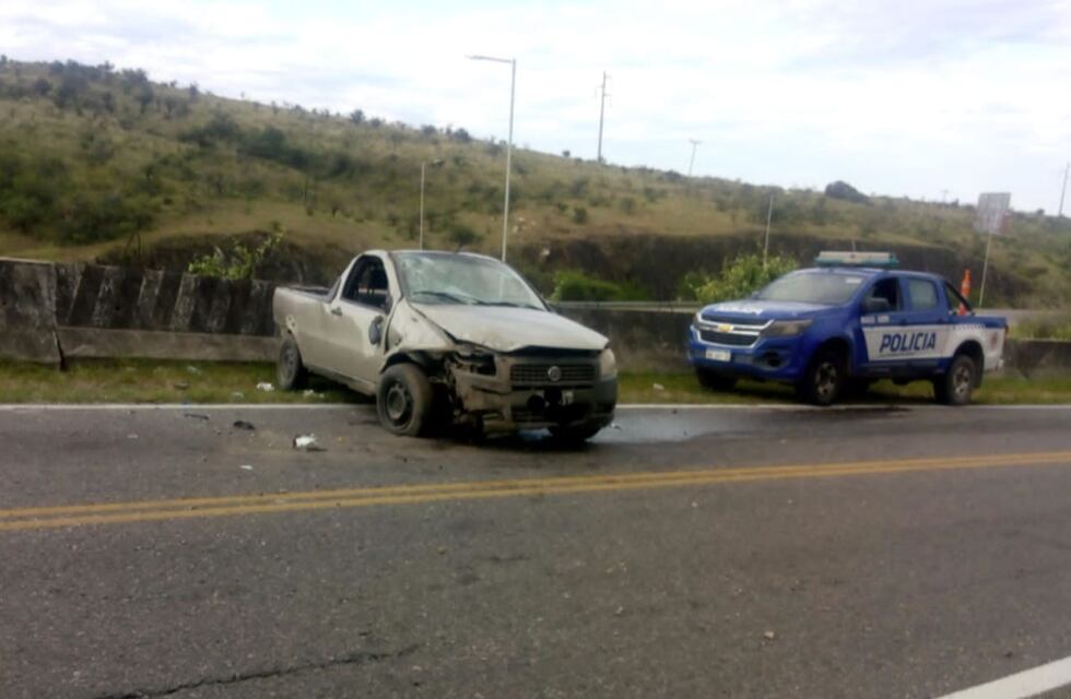 Un conductor despistó y chocó contra la montaña en Malagueño