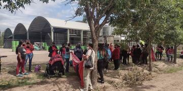 Los integrantes del gurpo piquetero FOL en el ingreso a Fénix. Foto gentileza FM Viñas.