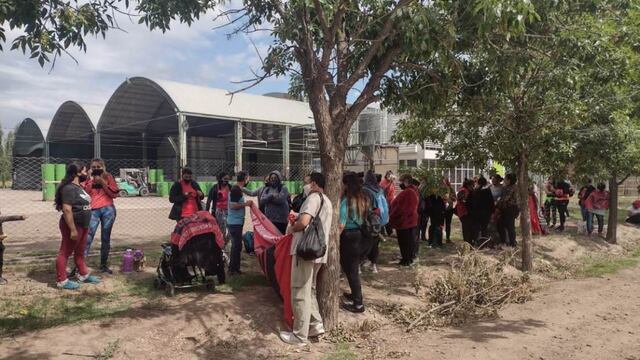 Los integrantes del gurpo piquetero FOL en el ingreso a Fénix. Foto gentileza FM Viñas.