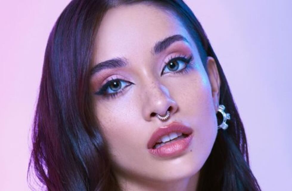 María Becerra se llevó todos los suspiros luciendo unos pantalones cargo y un mini top strapless