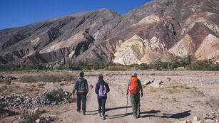 Un plan cada vez más elegido por los turistas en la Quebrada de Humahuaca: una caminata bajo el cielo azul, para maravillarse con los coloridos cerros de Maimará.
