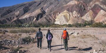 Un plan cada vez más elegido por los turistas en la Quebrada de Humahuaca: una caminata bajo el cielo azul, para maravillarse con los coloridos cerros de Maimará.
