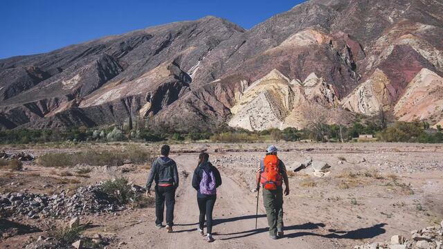 Un plan cada vez más elegido por los turistas en la Quebrada de Humahuaca: una caminata bajo el cielo azul, para maravillarse con los coloridos cerros de Maimará.