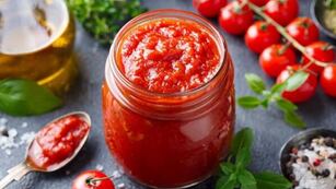 Cuál es el compuesto que sirve para disminuir la acidez de la salsa de tomate.