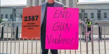 El reverendo Patrick Mahoney protesta contra la violencia con armas frente a la Corte Suprema de EEUU, en Washington. (AP)