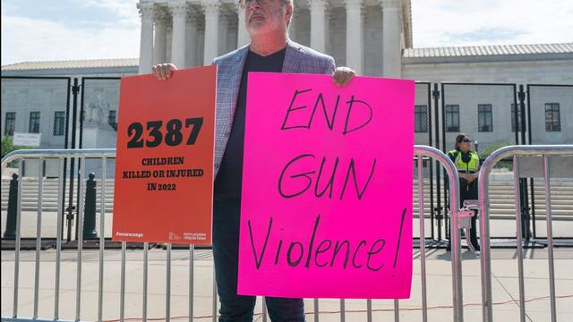 El reverendo Patrick Mahoney protesta contra la violencia con armas frente a la Corte Suprema de EEUU, en Washington. (AP)