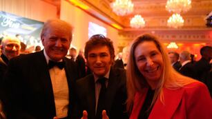 Javier Milei, Donald Trump y karina Milei durante una gala del America First Policy Institute en Mar-a-Lago, el jueves 14 de noviembre de 2024, Palm Beach, Florida. (AP)