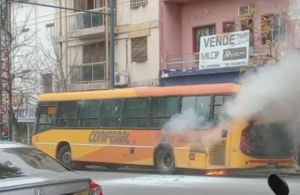 Se incendió un colectivo con pasajeros en Córdoba: las imágenes del hecho