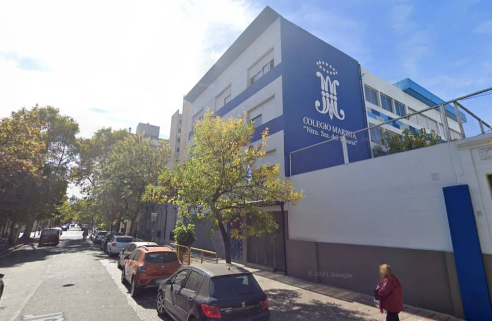 Doble fila y trompada: detuvieron a un padre en el Colegio Marista de Rosario