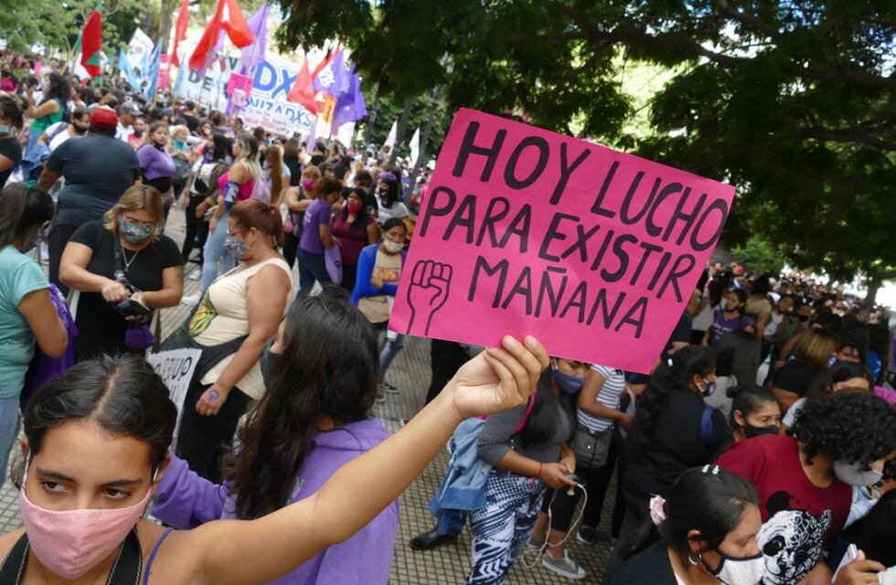 Multitudinaria manifestación frente a Tribunales en reclamo de justicia por el femicidio de Úrsula Bahillo