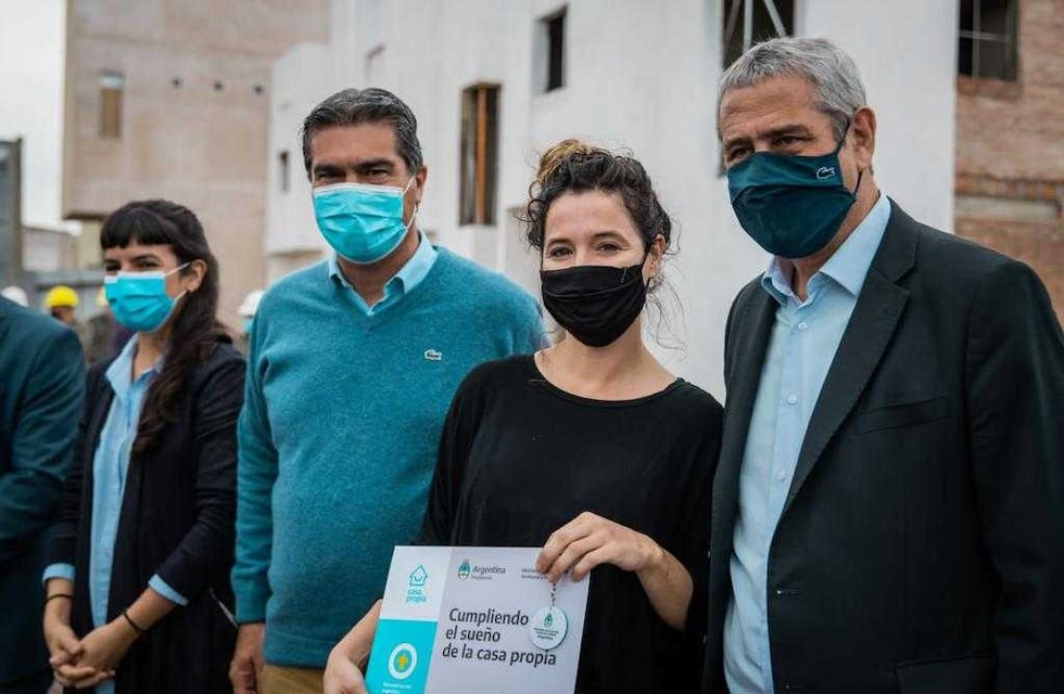 Chaco: durante visita de Ferraresi, Capitanich entregó 100 viviendas