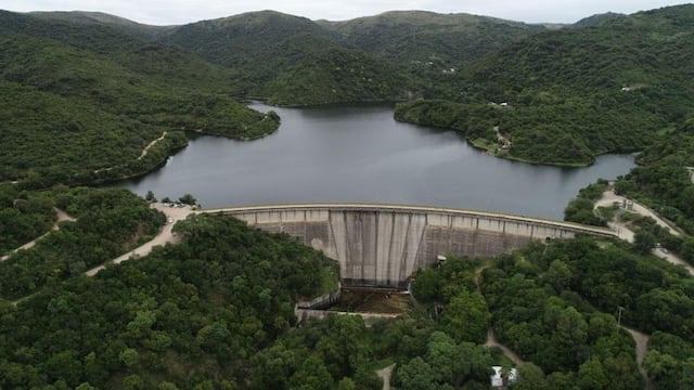 El joven falleció tras sumergirse en el dique, lo cual está prohibido. (Foto de Twitter @APRHI_CBA).
