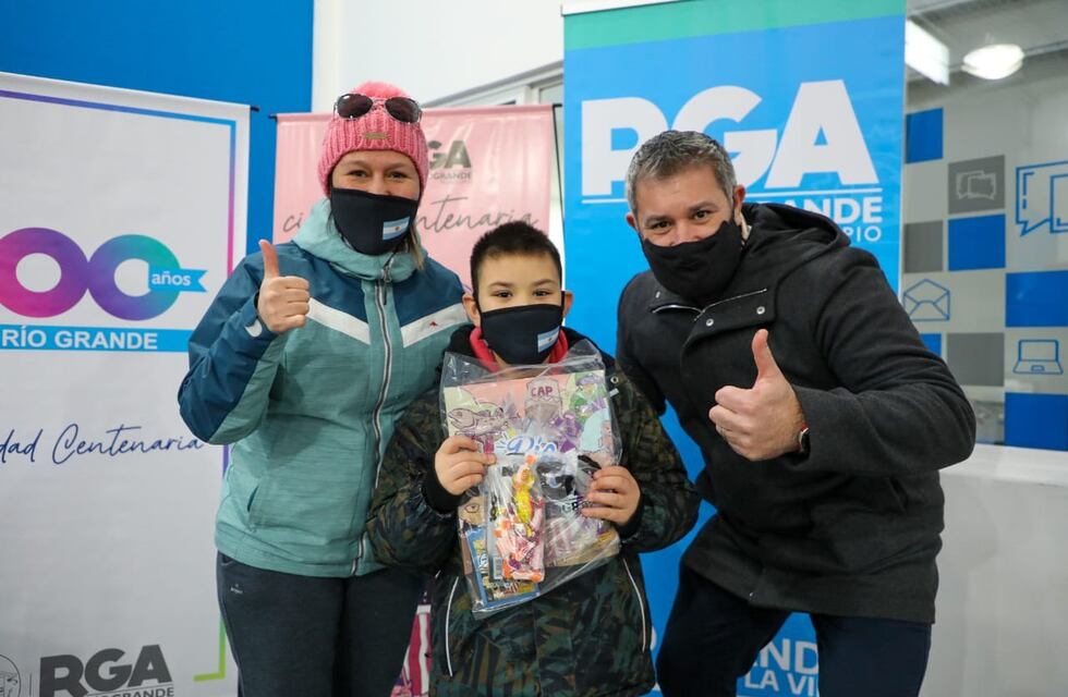 Río Grande: Continúa la entrega del album de figuritas del Centenario