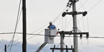 CORTES. Por trabajos de mantenimiento y nuevas obras, no habrá luz en algunos sectores (LaVoz/Archivo).