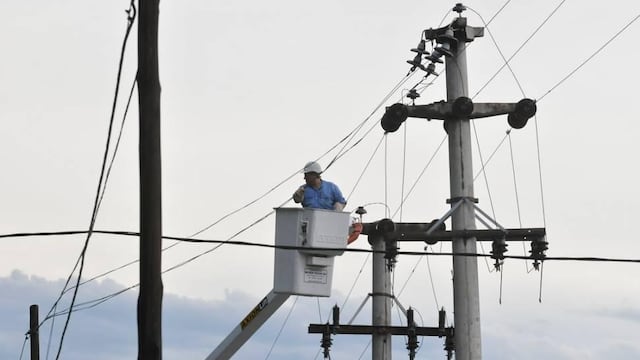 CORTES. Por trabajos de mantenimiento y nuevas obras, no habrá luz en algunos sectores (LaVoz/Archivo).
