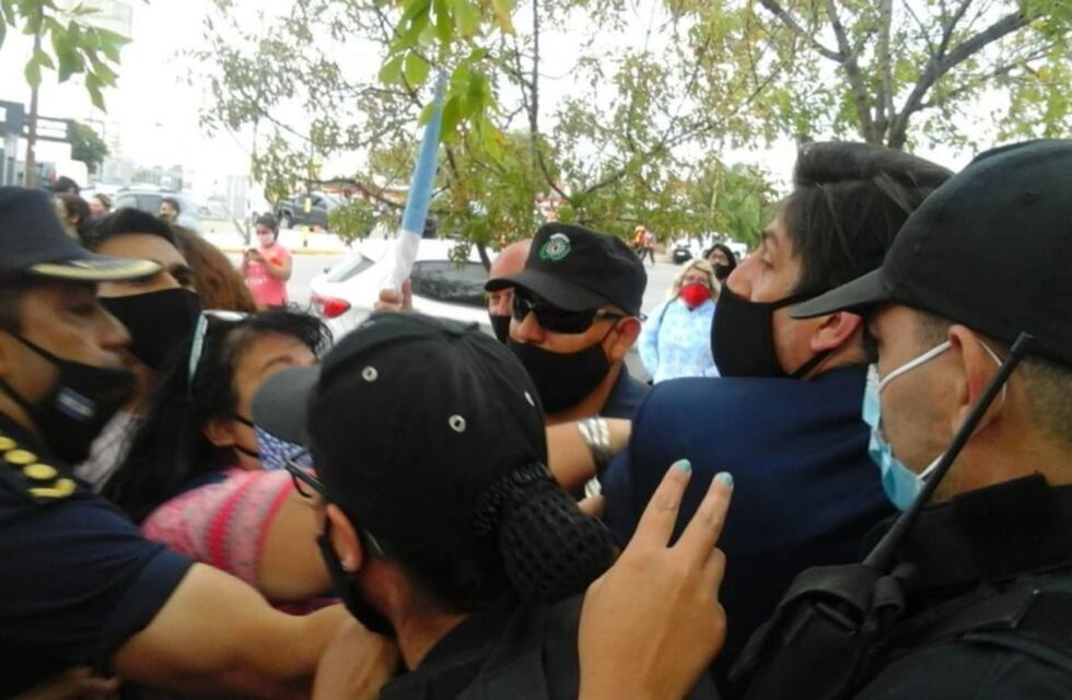 El ministro Nicolás Trotta fue increpado por docentes en su visita a Chubut