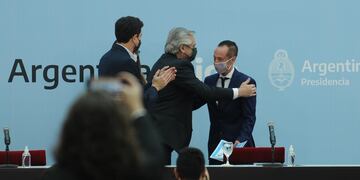 Caro Gero recibe su DNI no binario