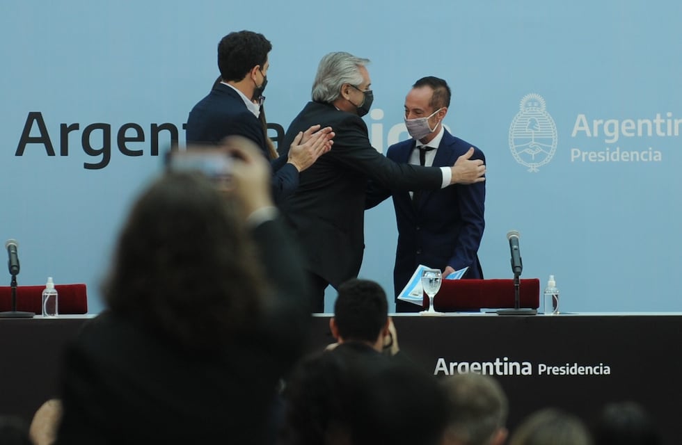 DNI para personas no binarias: Alberto Fernández le entregó su nuevo documento al mendocino Caro Gero