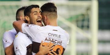 Los jugadores de Platense celebran el gol que les dio el triunfo ante Banfield. (Twitter: @caplatense)