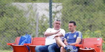 Claudio Tapia y Lionel Scaloni (X)