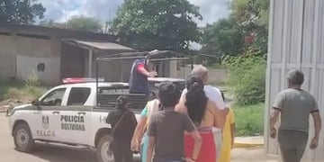 Un vehículo de la Policía boliviana llega a la morgue de Puerto Quijarro trasladando cuerpos de las víctimas del siniestro vial que dejó un saldo de doce fallecidos.