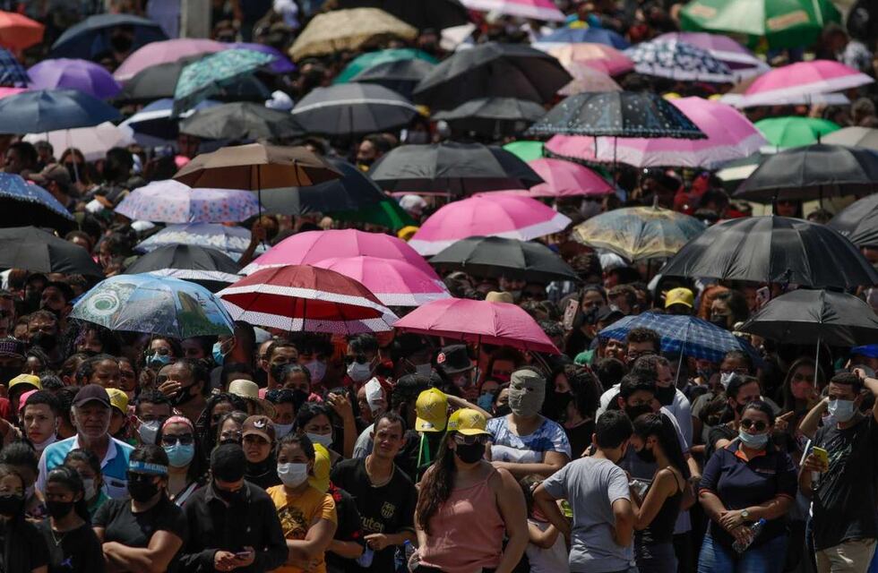 Miles de personas despidieron a la cantante Marília Mendonça, que murió en un accidente aéreo