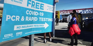 Según la Organización Mundial de la Salud, la presencia de la variante Ómicron en el mundo alcanza un récord, con 3,4 millones de contagios. Foto: AP/Richard Vogel.