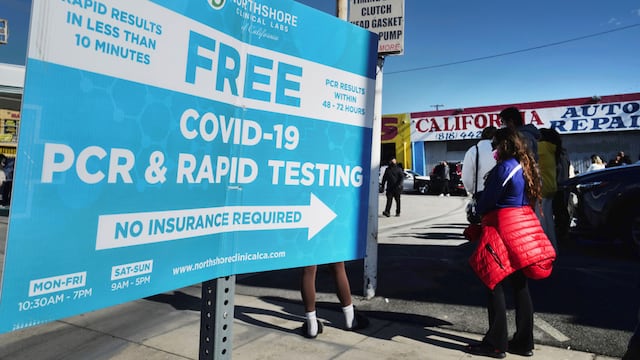Según la Organización Mundial de la Salud, la presencia de la variante Ómicron en el mundo alcanza un récord, con 3,4 millones de contagios. Foto: AP/Richard Vogel.