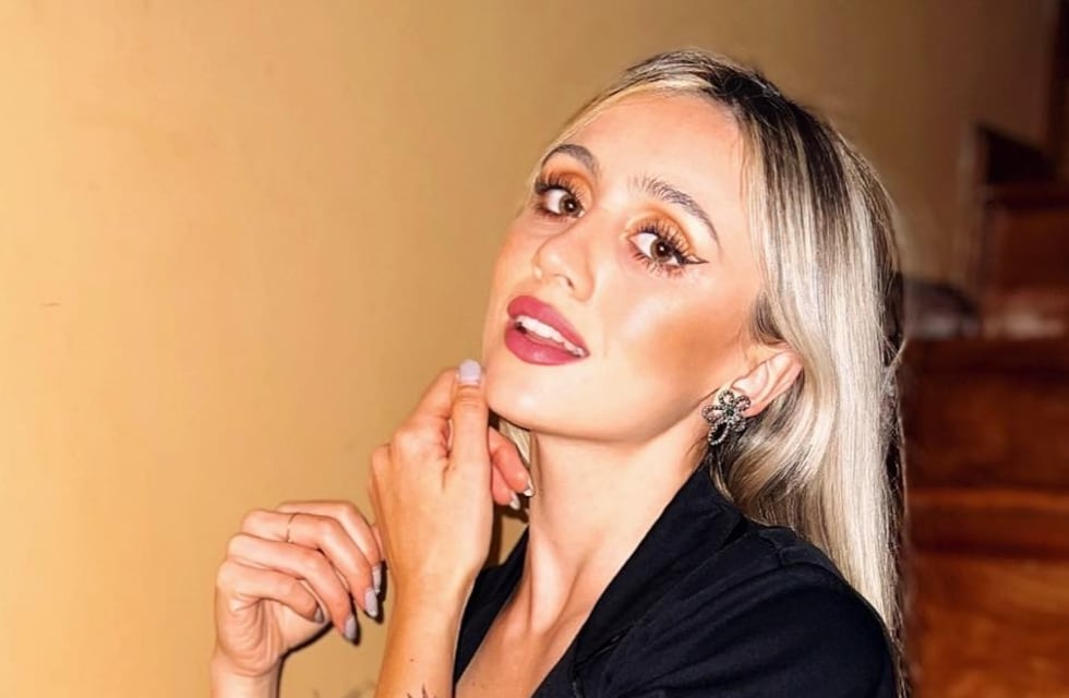 More Beltrán cautivó con un corset “total black” y plumas: “Recordando que aún tengo 23″