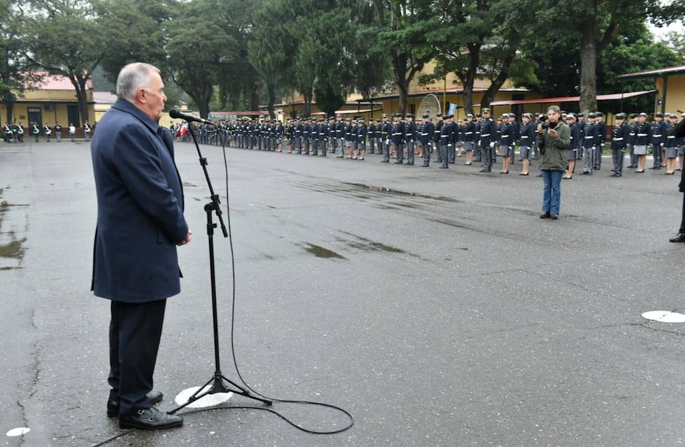 Liceo Militar: Jaldo acompañó la entrega de uniformes