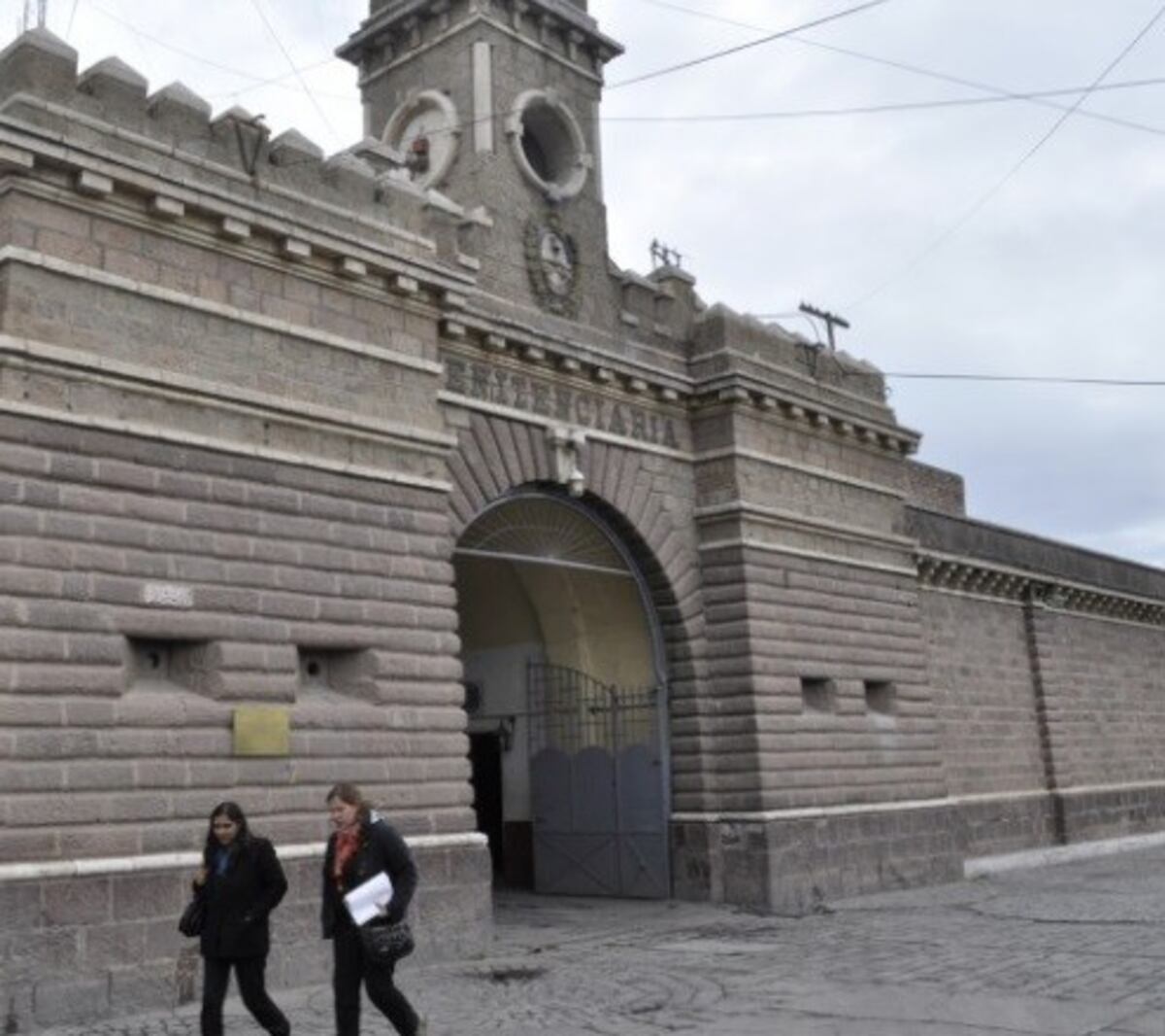 Leonardo Celedu00f3n, director de la penitenciaru00eda fue denunciado penalmente por su hermana Ana, a rau00edz de una brutal golpiza\u002E