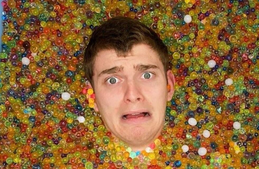 Un influencer llenó su bañera de bolitas para un video y tapó las tuberías de todo el pueblo
