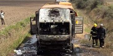 Se incendió por completo la cabina de un camión\u002E (Data Chaco)\u002E