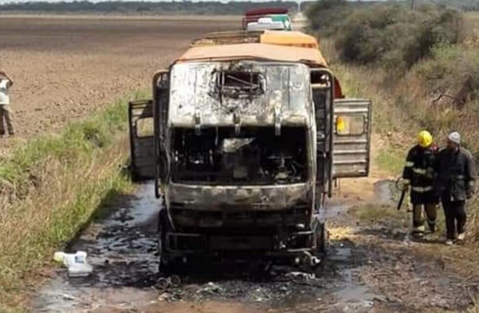 Se incendió por completo la cabina de un camión