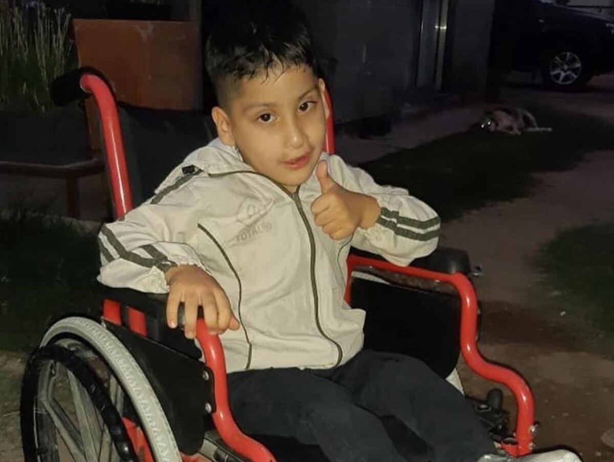 Kevin recibió una silla de ruedas de parte del Municipio de Arroyito